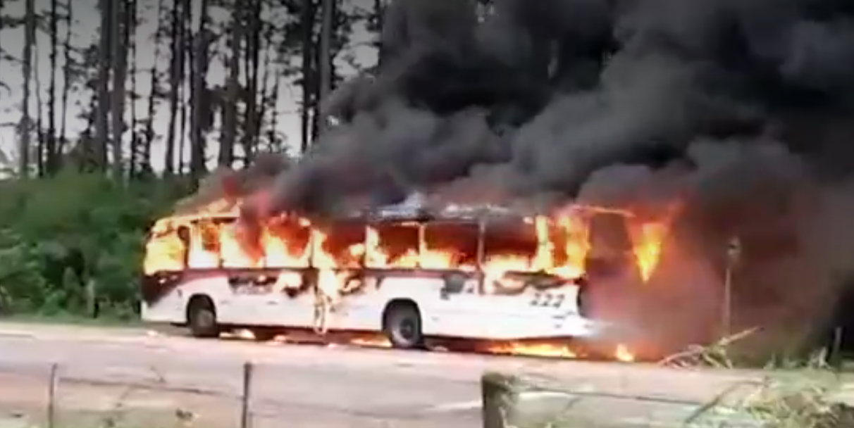 Coletivo foi atacado na Estrada do Conde e ficou totalmente destru&iacute;do pelo fogo