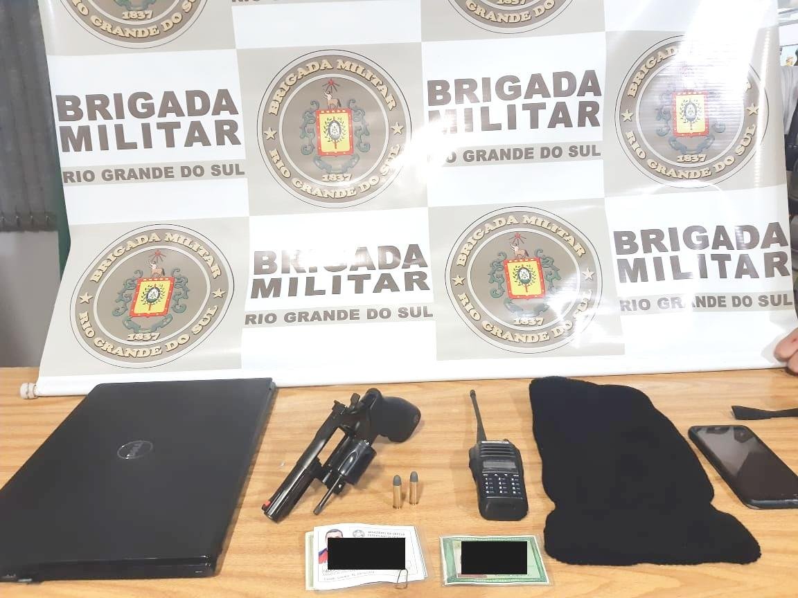 Arma e radiotransmissor, al&eacute;m de pertences da v&iacute;tima, foram apreendidos pelos policiais militares