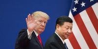 O presidente Donald Trump (E) e o presidente da China, Xi Jinping, deixaram um evento de líderes empresariais no Grande Salão do Povo, em Pequim.