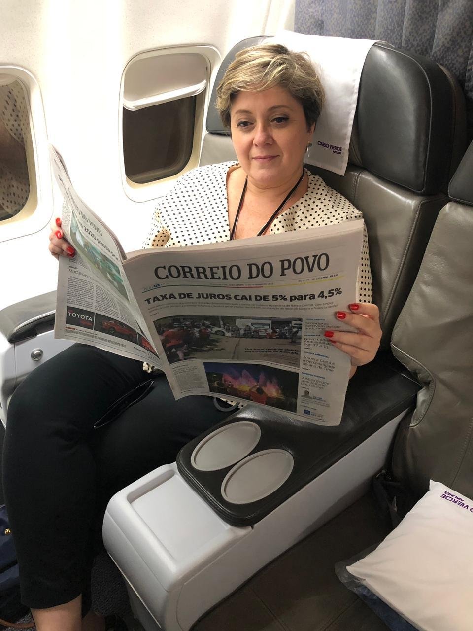 Voo inaugural entre Porto Alegre e Cabo Verde teve exemplares do Correio do Povo aos passageiros