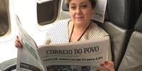 Voo inaugural entre Porto Alegre e Cabo Verde teve exemplares do Correio do Povo aos passageiros