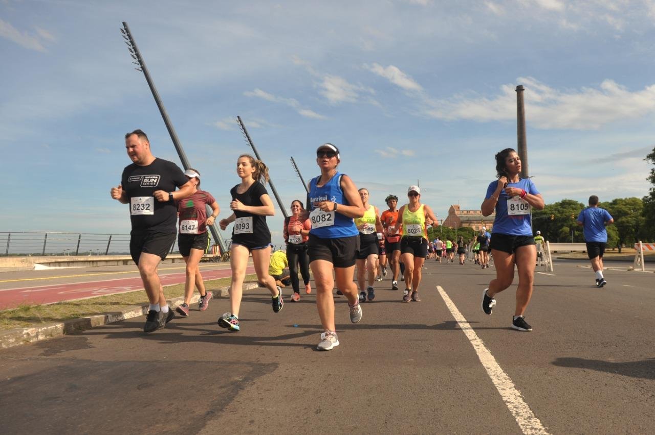 Atletas enfrentaram calor&atilde;o na Corrida de Natal do Sesc, em Porto Alegre, na manh&atilde; deste domingo