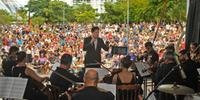 Evandro Matté regeu a apresentação da Orquestra de Câmara Theatro São Pedro, na manhã deste domingo, no Parque Germânia