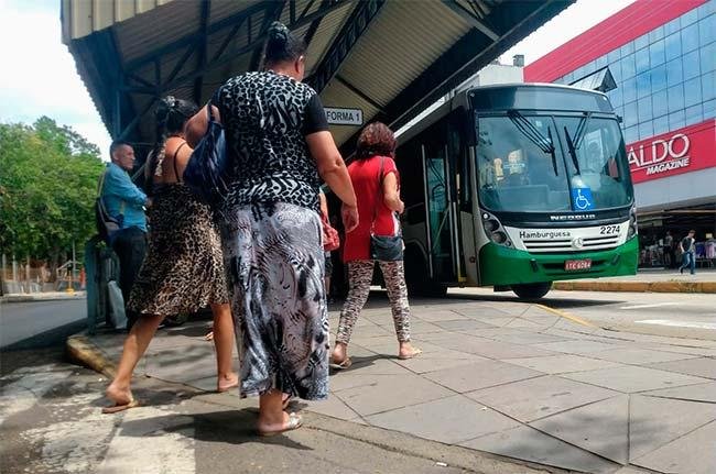 Cartazes informando as altera&ccedil;&otilde;es foram fixados no Parad&atilde;o central