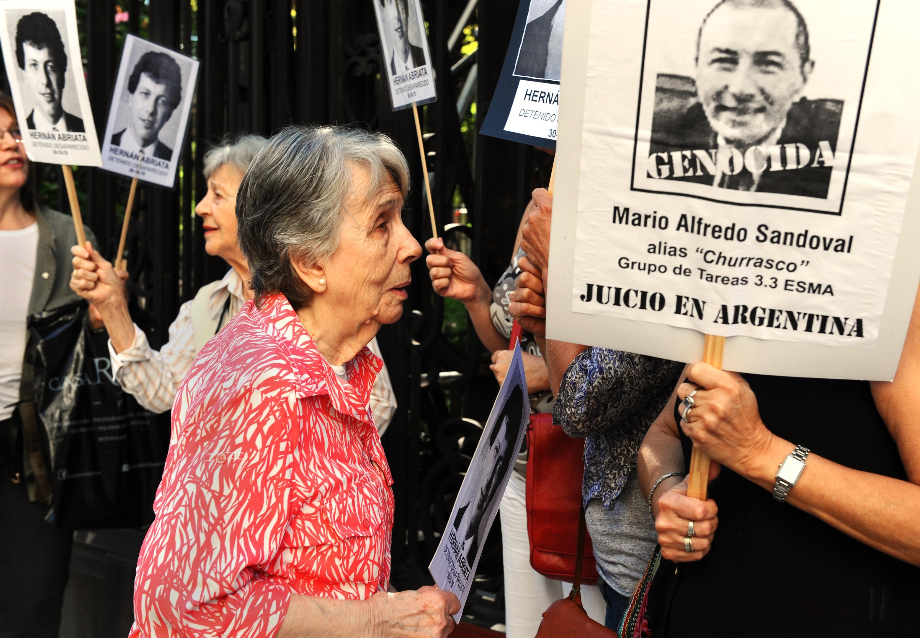 Beatriz Cantarini de Abriata, m&atilde;e de Hern&aacute;n Abriata, protestava pela pris&atilde;o de Sandoval