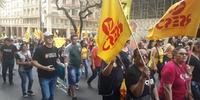 Professores marcham na avenida Borges de Medeiros em direção ao Palácio Piratini
