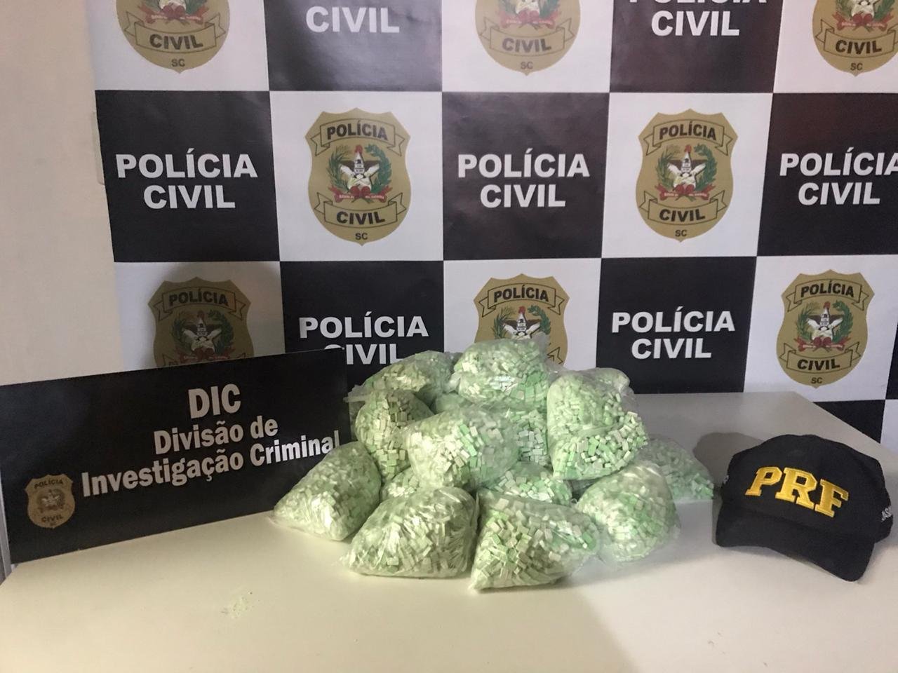 Entorpecente encontrava-se distribu&iacute;do dentro de sacos pl&aacute;stico no porta-malas do ve&iacute;culo