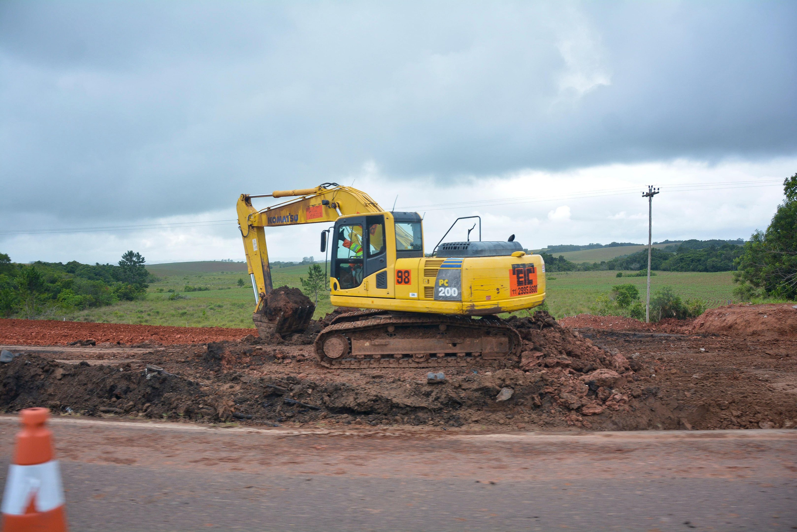 Constru&ccedil;&atilde;o est&aacute; em andamento e s&atilde;o realizados os trabalhos de terraplenagem, mobiliza&ccedil;&atilde;o de canteiro de obras, drenagem e pavimenta&ccedil;&atilde;o