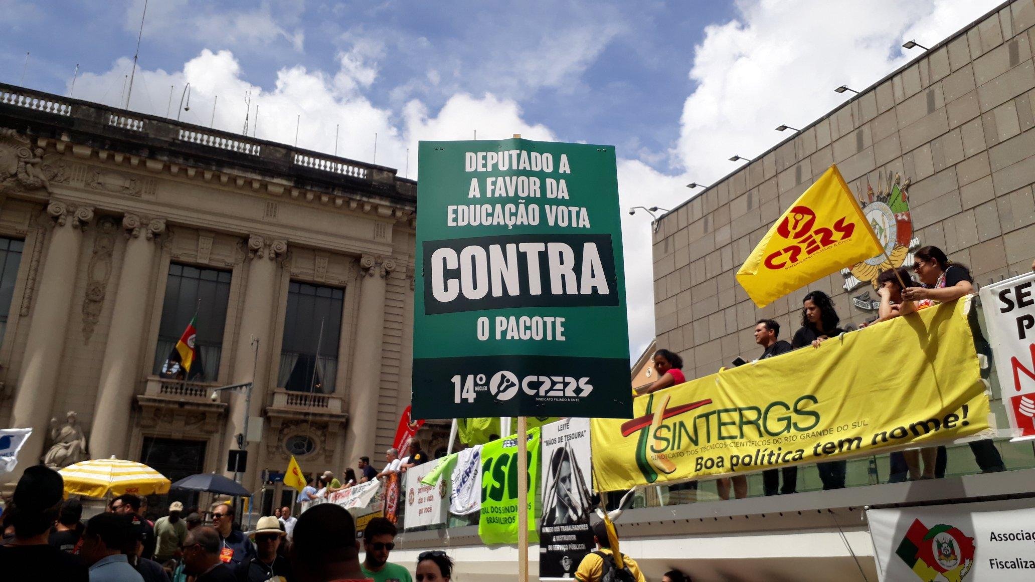 Em frente &agrave; Assembleia, h&aacute; mobiliza&ccedil;&atilde;o de sindicatos