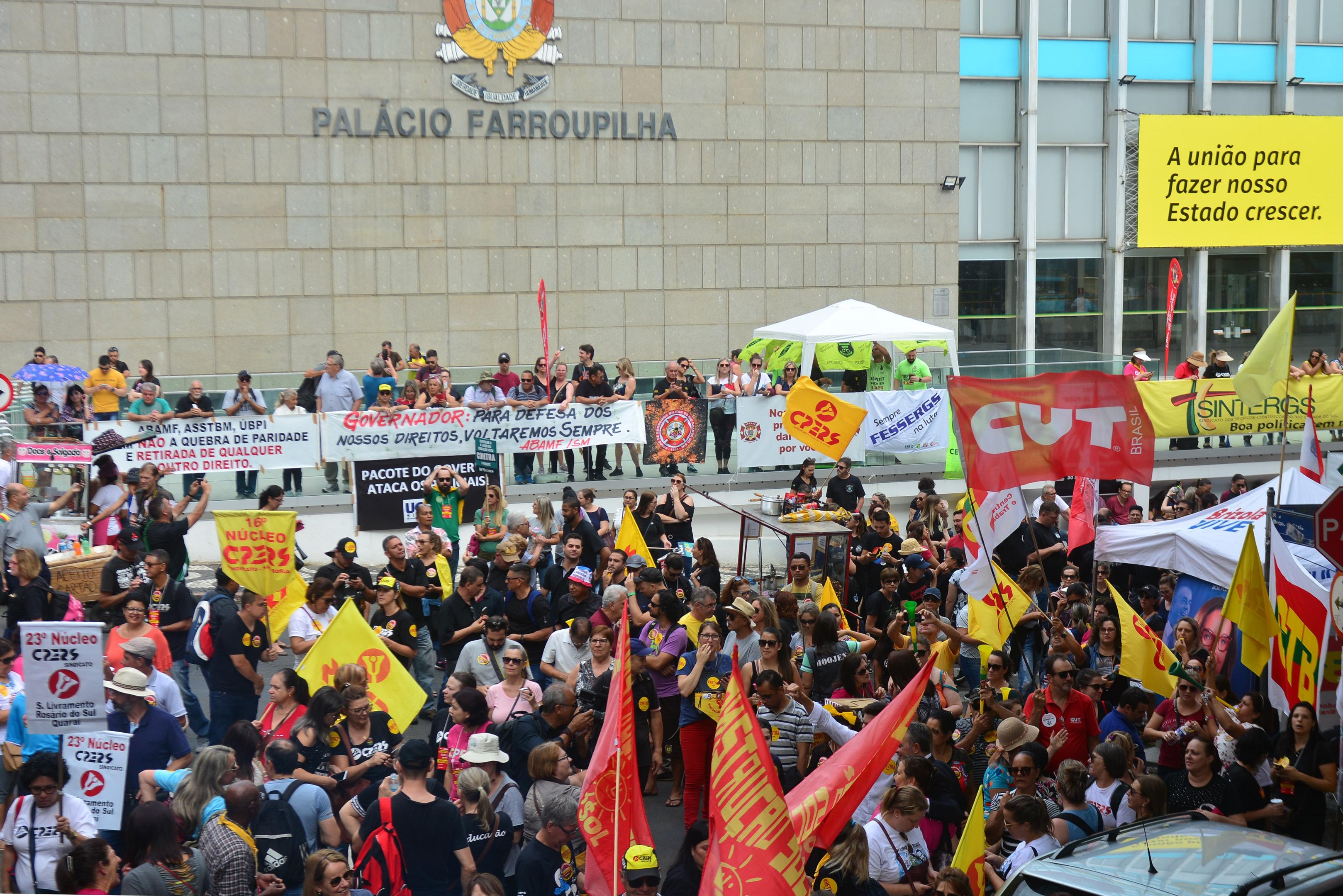 Manifestantes voltaram a se reunir na Pra&ccedil;a da Matriz nesta ter&ccedil;a-feira