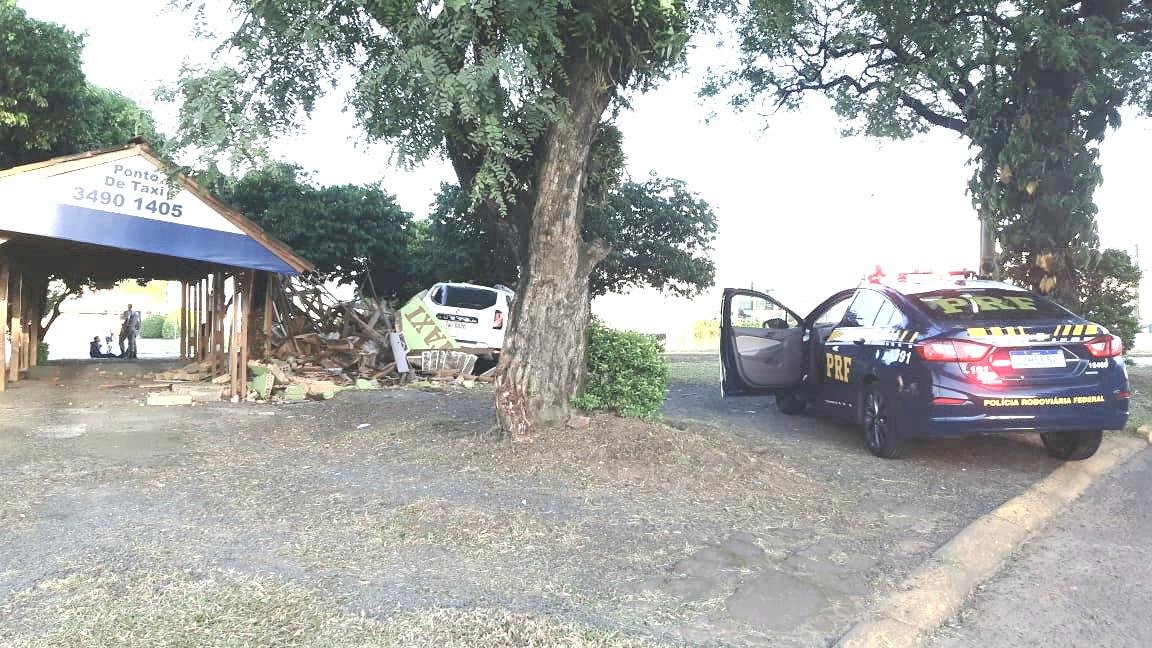 Renault Duster derrubou casinha usada pelos taxistas na avenida Dorival C&acirc;ndido Luz de Oliveira