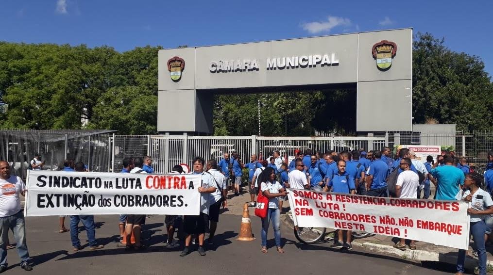 Ap&oacute;s passeata, rodovi&aacute;rios se concentraram na C&acirc;mara de Vereadores horas antes da vota&ccedil;&atilde;o