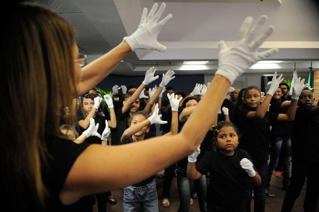 Programa busca desenvolver autonomia de pessoas com defici&ecirc;ncia auditiva por meio de a&ccedil;&otilde;es culturais e esportivas