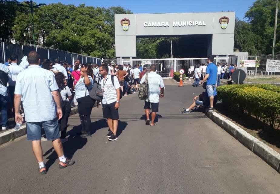 Rodovi&aacute;rios est&atilde;o concentrados em frente &agrave; C&acirc;mara de Vereadores