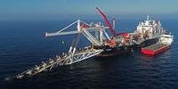 Empresa com o maior navio do mundo para a instalação de dutos anunciou a suspensão dos trabalhos
