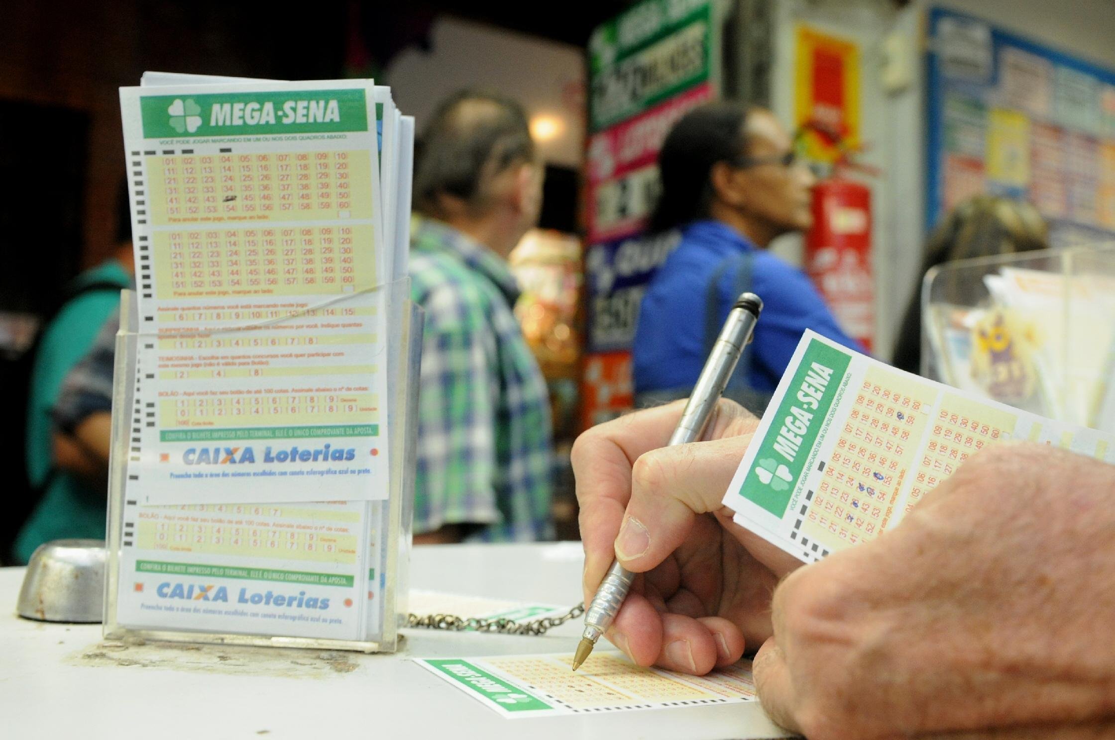 Neste s&aacute;bado, o pr&ecirc;mio da Mega-Sena acumulou e deve pagar R$ 15 milh&otilde;es na pr&oacute;xima quarta-feira