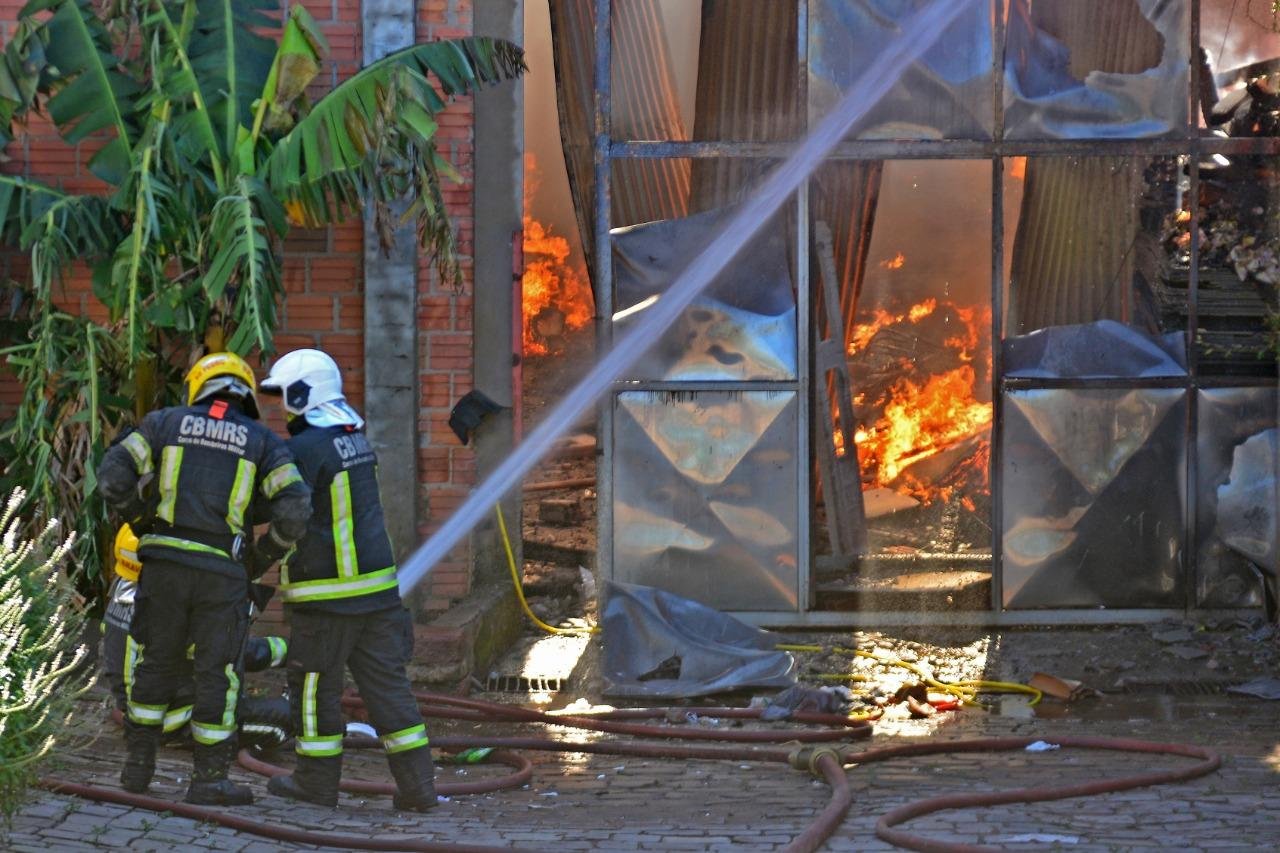 Internamente, o pr&eacute;dio ficou destru&iacute;do com as chamas