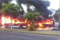Ônibus articulado pegou fogo na manhã desta segunda-feira