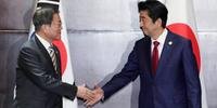 Presidente sul-coreano Moon Jae-in (à esquerda) e primeiro-ministro japonês Shinzo Abe (à direita)