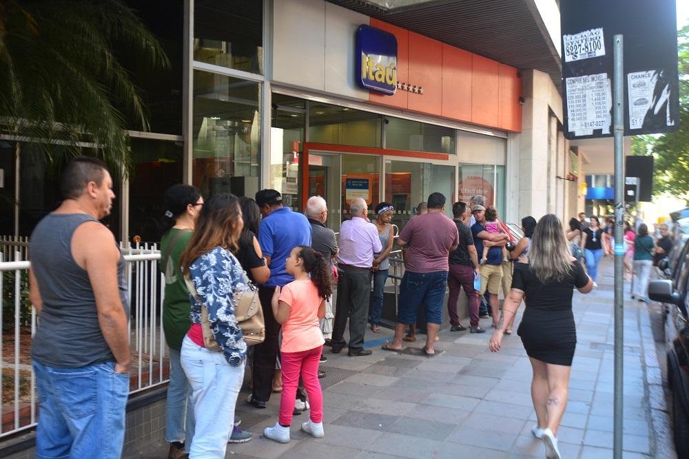 Movimento registrado j&aacute; antes da abertura das ag&ecirc;ncias no centro de Porto Alegre