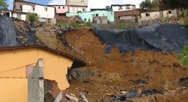 Deslizamento de terra deixa cinco pessoas mortas em Recife (PE)