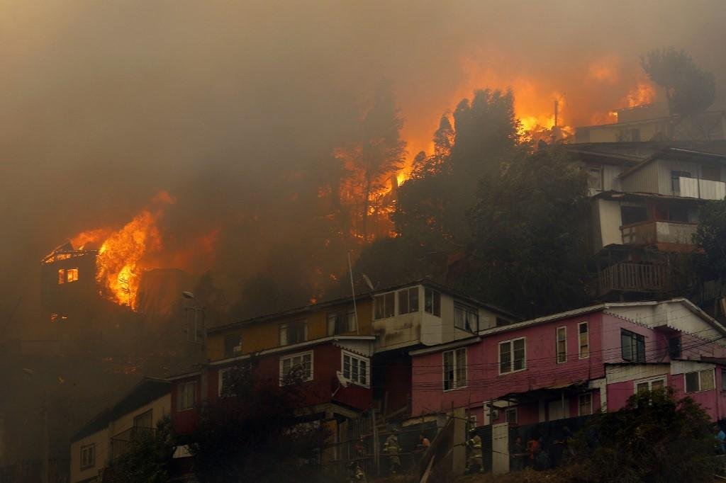 Fogo come&ccedil;ou em floresta pr&oacute;xima &agrave; cidade e rapidamente atingiu bairros