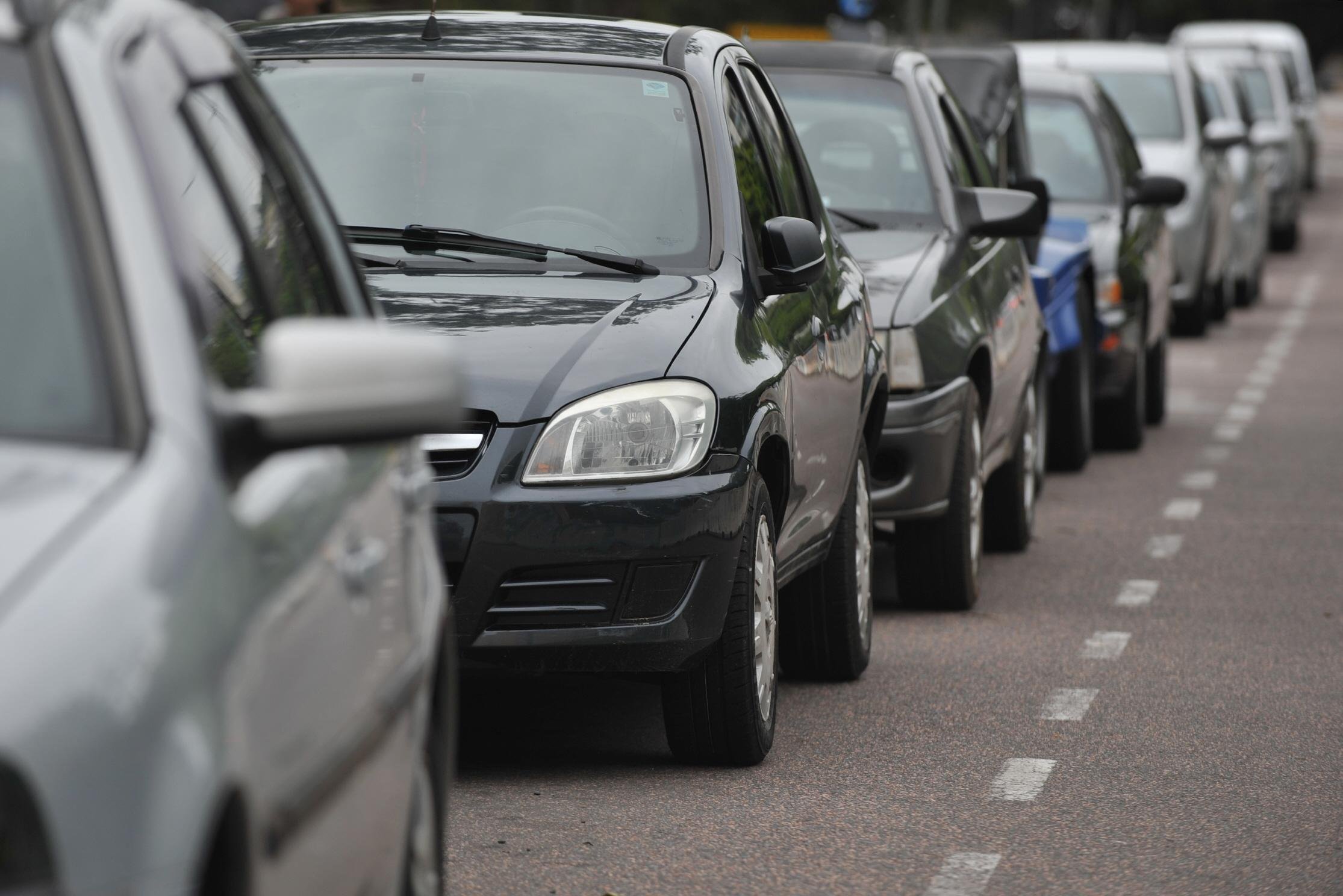 Carros devem ficar sem circular por 24 horas em dias alternados sob risco de multa