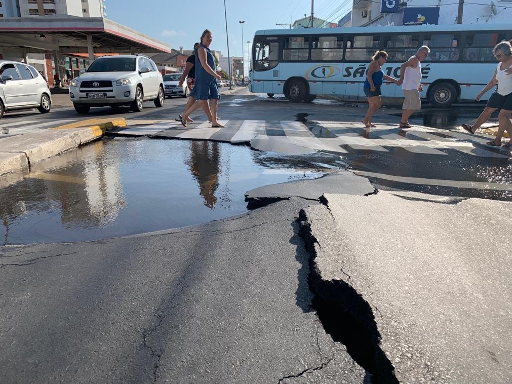 Rompimento da adutora tamb&eacute;m provocou rachaduras no asfalto da avenida