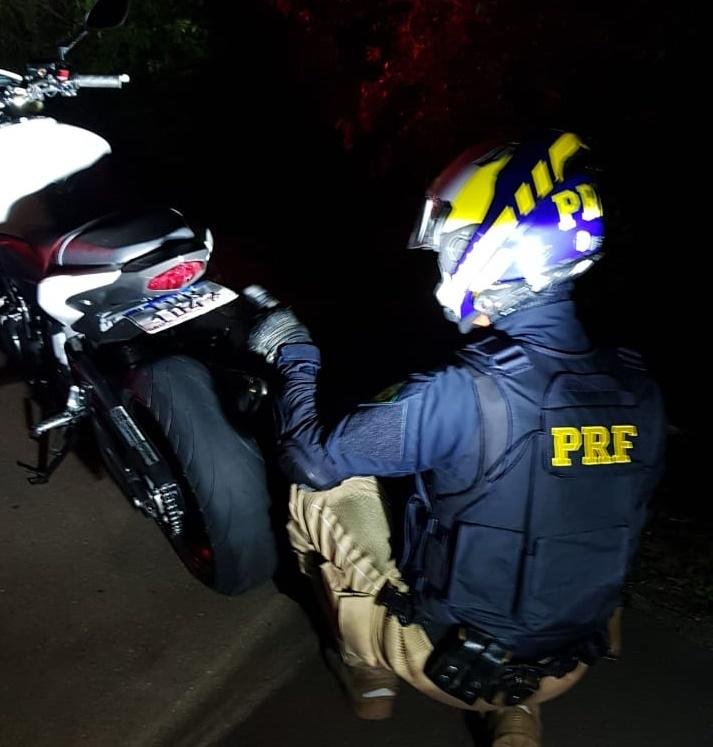 Motociclista teve o ve&iacute;culo apreendido ap&oacute;s ser flagrado em alta velocidade e com dispositivo na placa