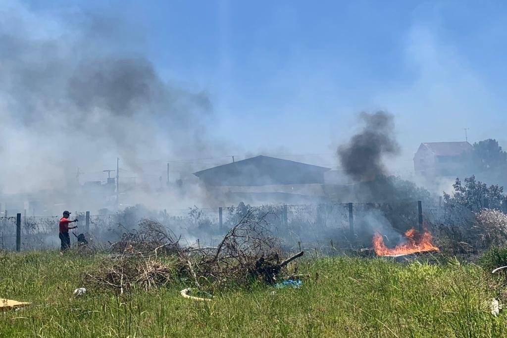 Inc&ecirc;ndio atingiu tr&ecirc;s terrenos baldios na tarde deste s&aacute;bado em Imb&eacute;