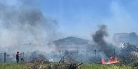 Incêndio atingiu três terrenos baldios na tarde deste sábado em Imbé