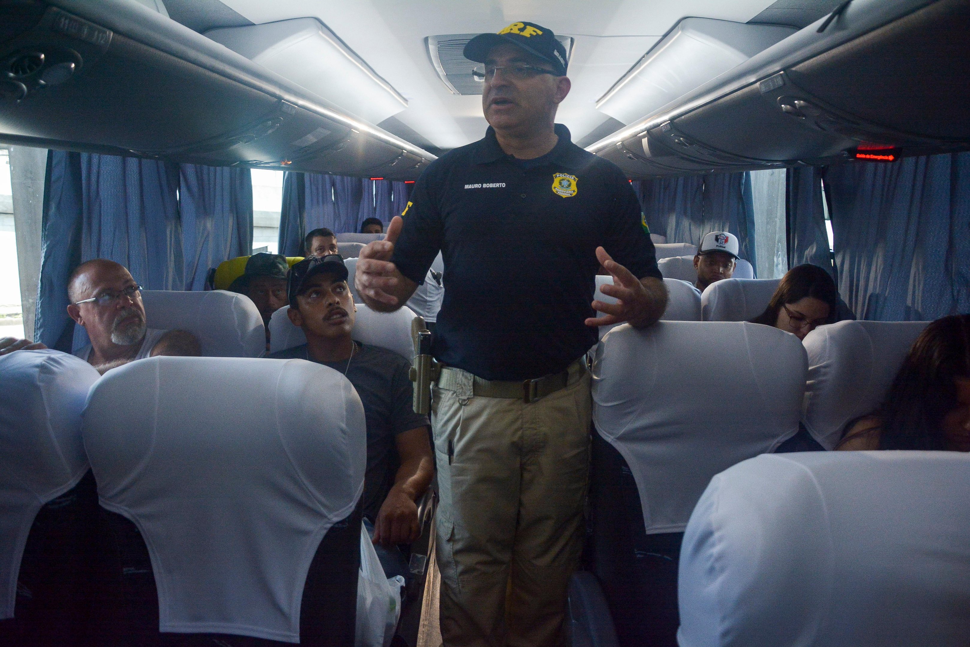 Agente da PRF orientou usu&aacute;rios a utilizarem o cinto de seguran&ccedil;a em suas viagens