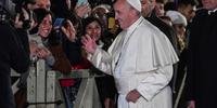 Papa Francisco cumprimentou o público que estava na grande praça de São Pedro nessa terça