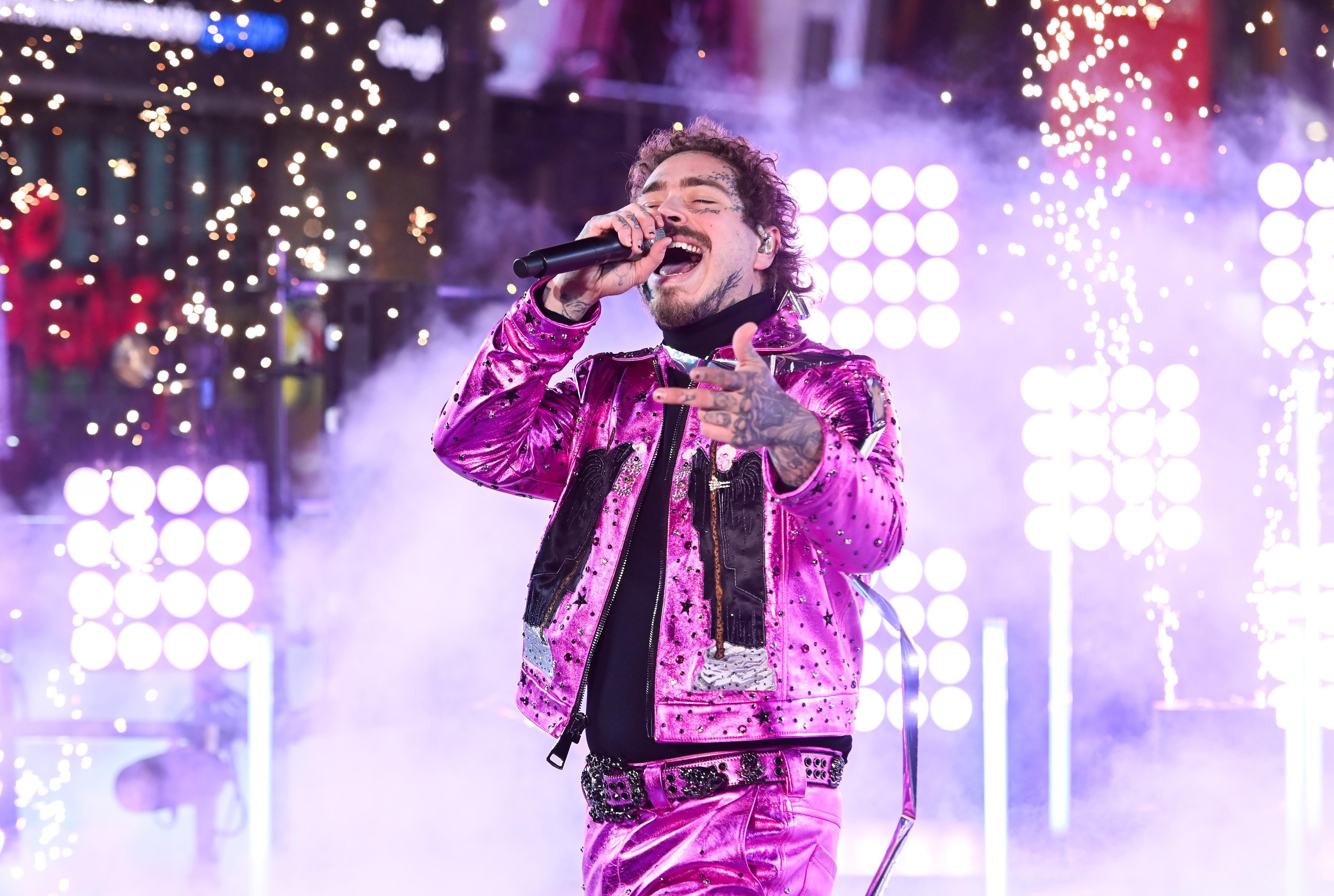Post Malone se apresenta durante a Celebra&ccedil;&atilde;o da V&eacute;spera de Ano Novo de 2020 na Times Square, em nova York.