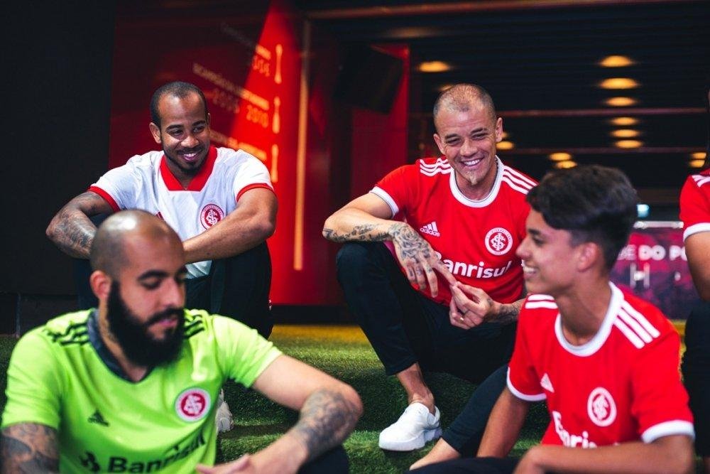 D'Alessandro (no alto, &agrave; direita) renovou seu contrato com o Inter e poder&aacute; bater marca hist&oacute;rica