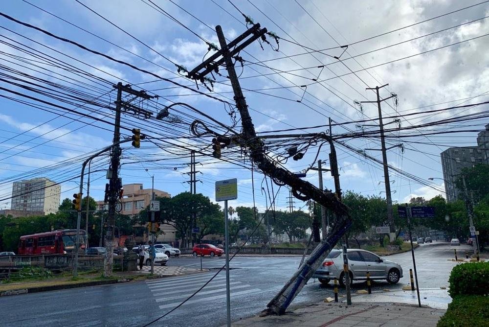 Poste foi danificado na avenida Ipiranga, em Porto Alegre
