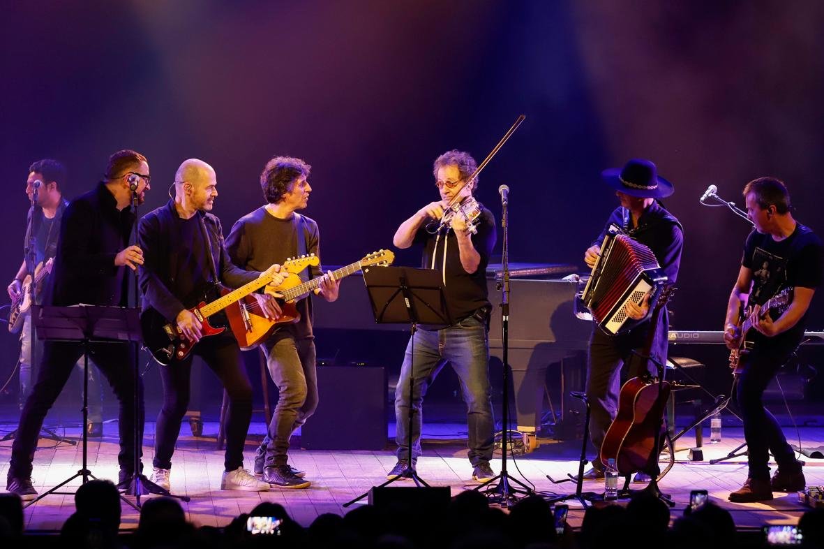 Na apresenta&ccedil;&atilde;o, dupla e a banda ficam juntos o tempo todo em cena, alternando no roteiro os hits de ambos
