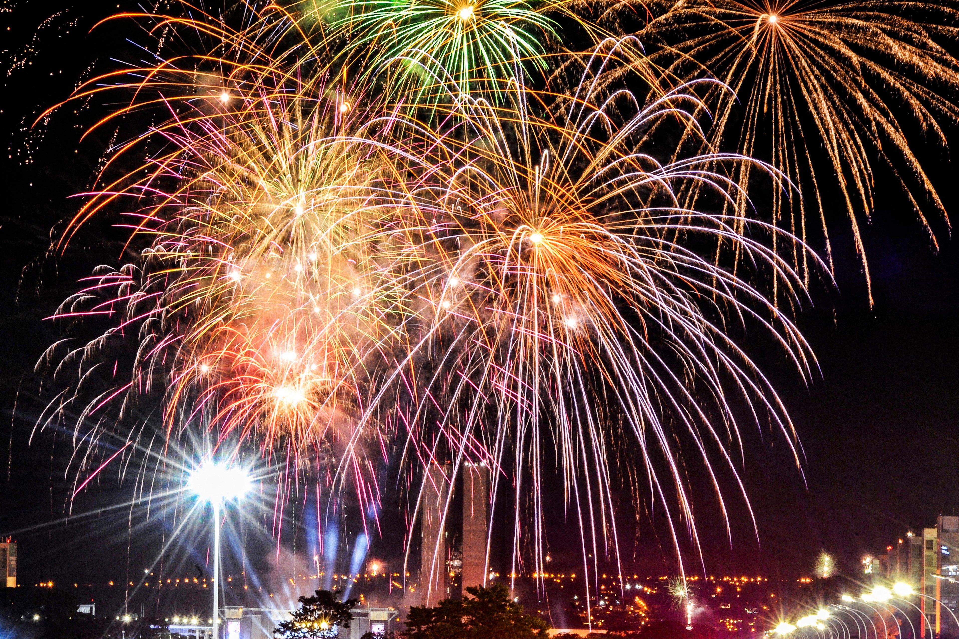 Fogos de artif&iacute;cio no ano novo na Esplanada dos Minist&eacute;rios em Bras&iacute;lia.