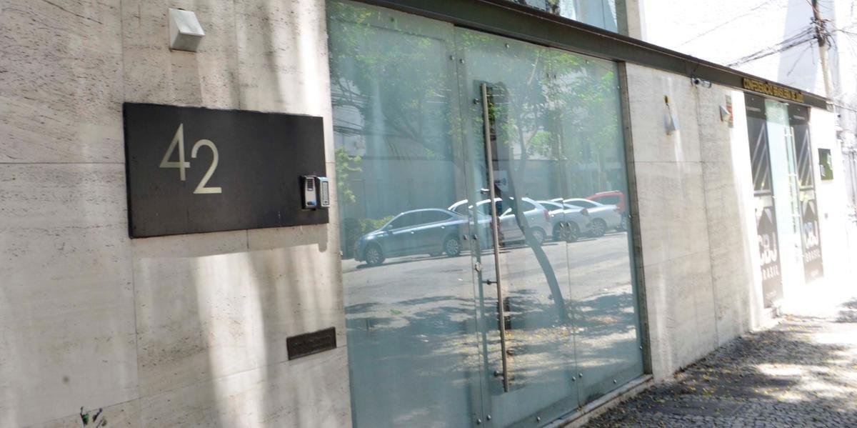 Coquet&eacute;is molotv foram lan&ccedil;ados na porta da empresa na madrugada do dia 24 de dezembro