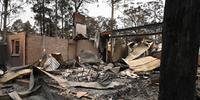 Incêndio isola mais de 4 mil pessoas na Austrália