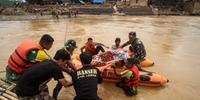 Equipes de resgate têm auxiliado população da Indonésia