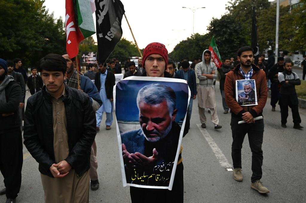 Protestantes carregam cartazes com imagem do l&iacute;der iraniano morto