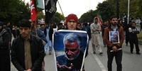 Protestantes carregam cartazes com imagem do líder iraniano morto