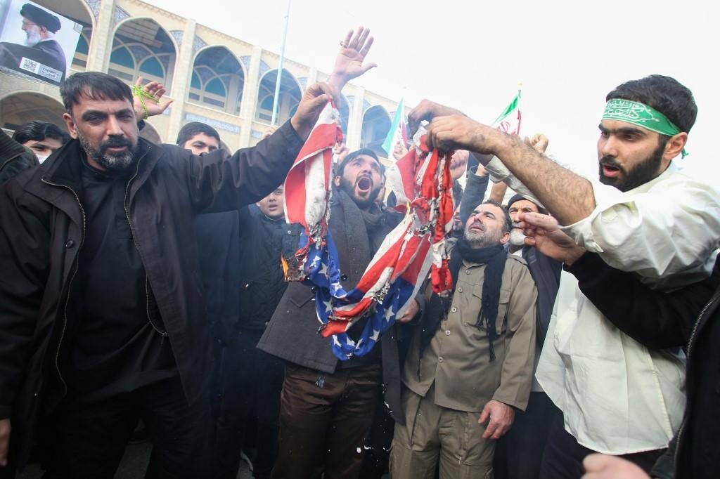 Iranianos queimam bandeira dos Estados Unidos ap&oacute;s morte de general