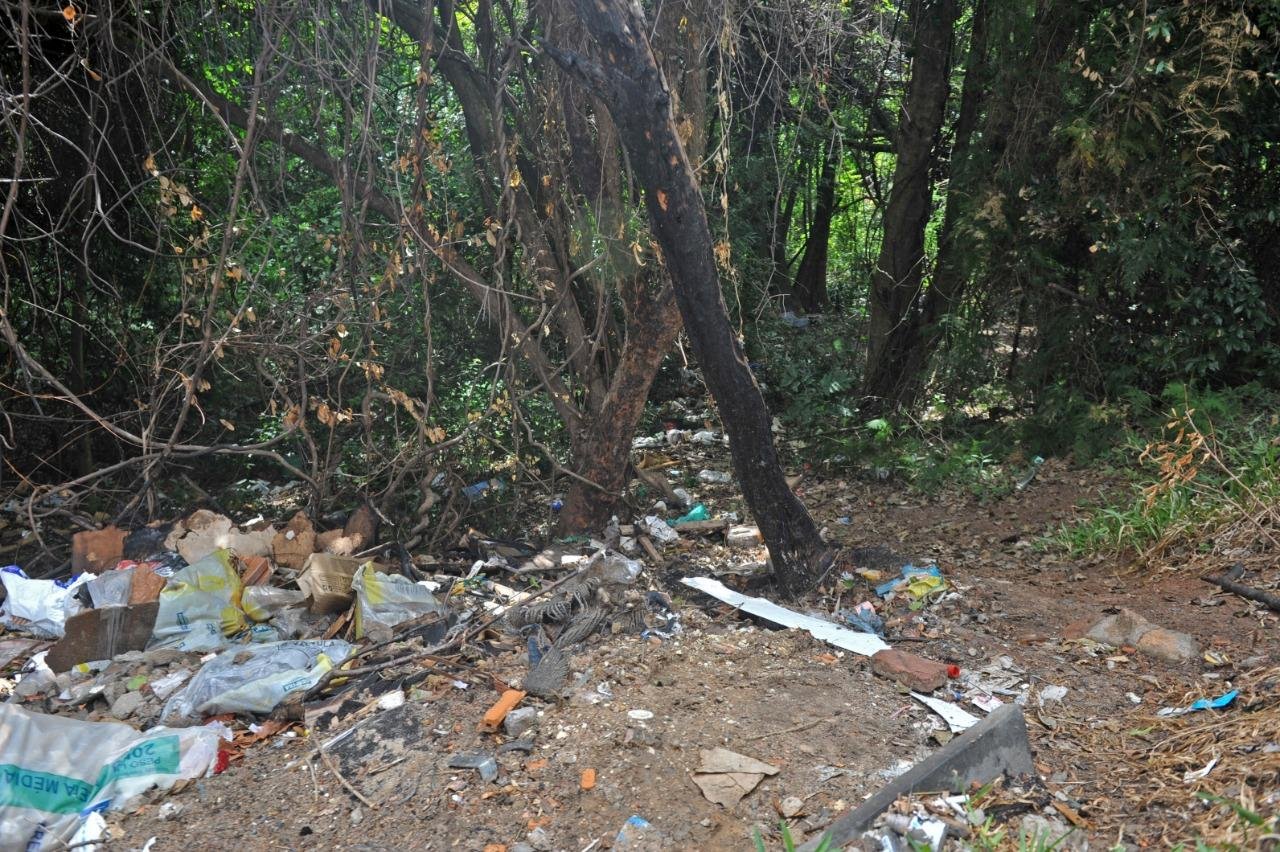 &Aacute;rea &eacute; cercada por muro, mas tem v&aacute;rios passagens para o interior onde acumula-se lixo
