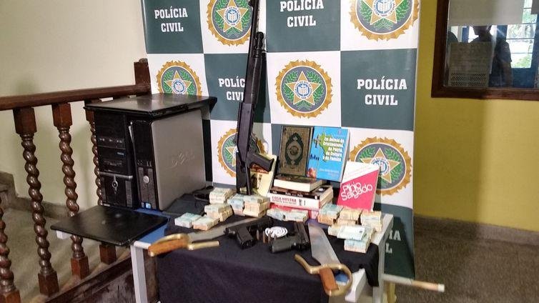 Armas, dinheiro e livros foram apreendidos em opera&ccedil;&atilde;o da pol&iacute;cia contra suspeito