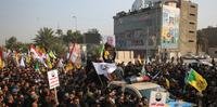 Milhares de iraquianos entoaram palavras de ordem contra os Estados Unidos no funeral do general iraniano Qasem Soleimani