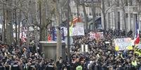 Com cartazes, manifestantes caminhavam pelas ruas de Paris exigindo a retirada do projeto