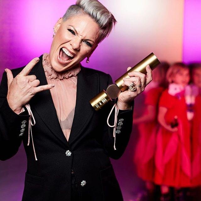 Cantora fez an&uacute;ncio em suas redes sociais