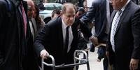Harvey Weinstein chegou ao julgamento utilizando andador
